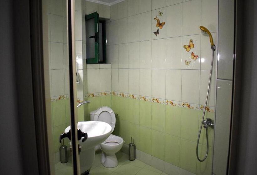 غرفة ديلوكس ثلاثية, Guest Rooms Waterfall