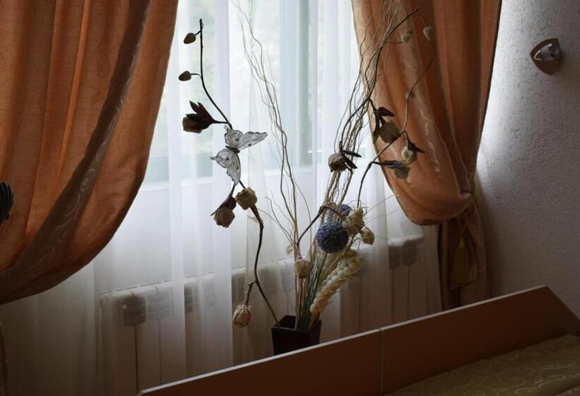 غرفة ديلوكس ثلاثية, Guest Rooms Waterfall