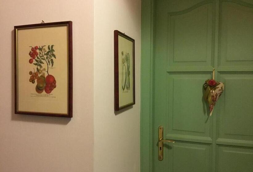 マウンテンビューファミリールーム, Villa Magdi Vendégház