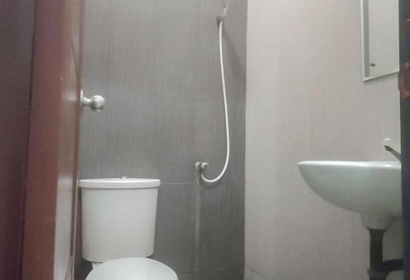 Номер Economy, Colombus Residence Karawang Mitra Reddoorz