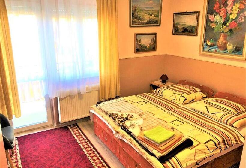 Номер Стандарт с Балконом, Károly Vendégház