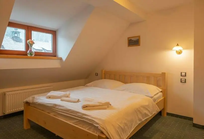 Quarto Triplo Estandar Banheiro Compartilhado, Penzion Modrava