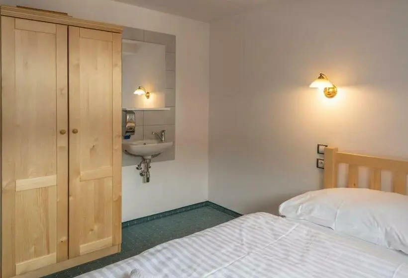 Quarto Triplo Estandar Banheiro Compartilhado, Penzion Modrava