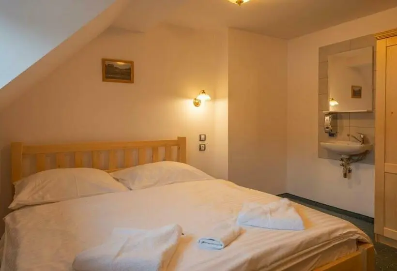 Quarto Triplo Estandar Banheiro Compartilhado, Penzion Modrava