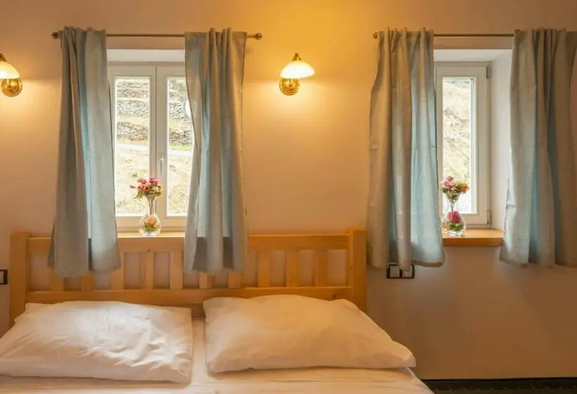 Quarto Triplo Estandar Banheiro Compartilhado, Penzion Modrava