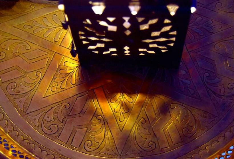 컴포트 룸, Riad Khmisa