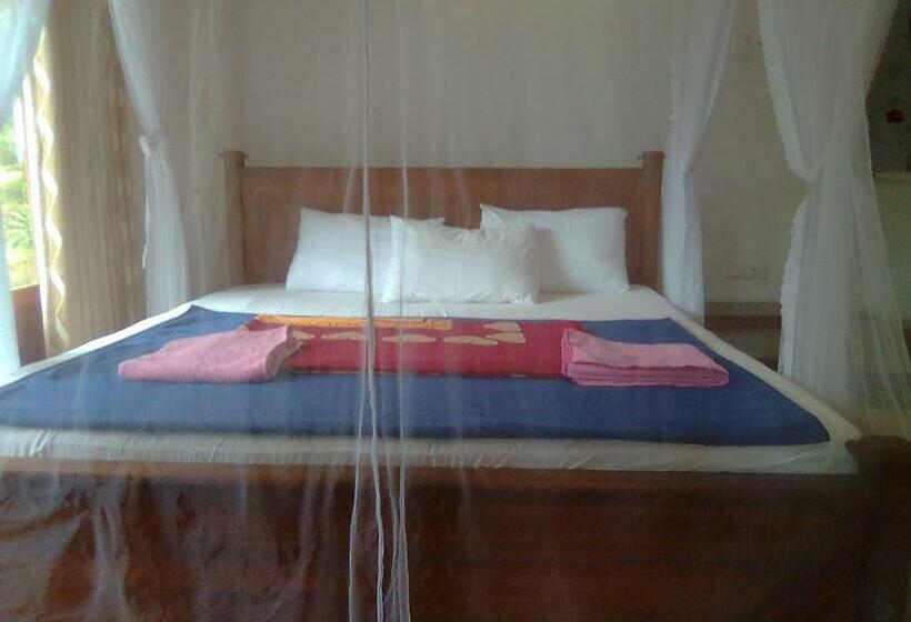 غرفة قياسية ثلاثية, Ella Green Acres