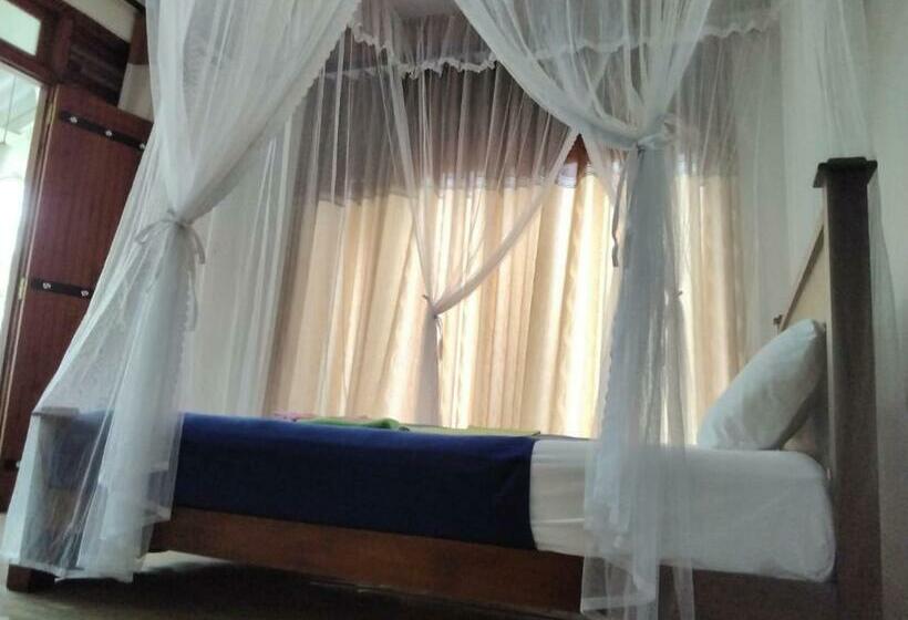 غرفة قياسية ثلاثية, Ella Green Acres