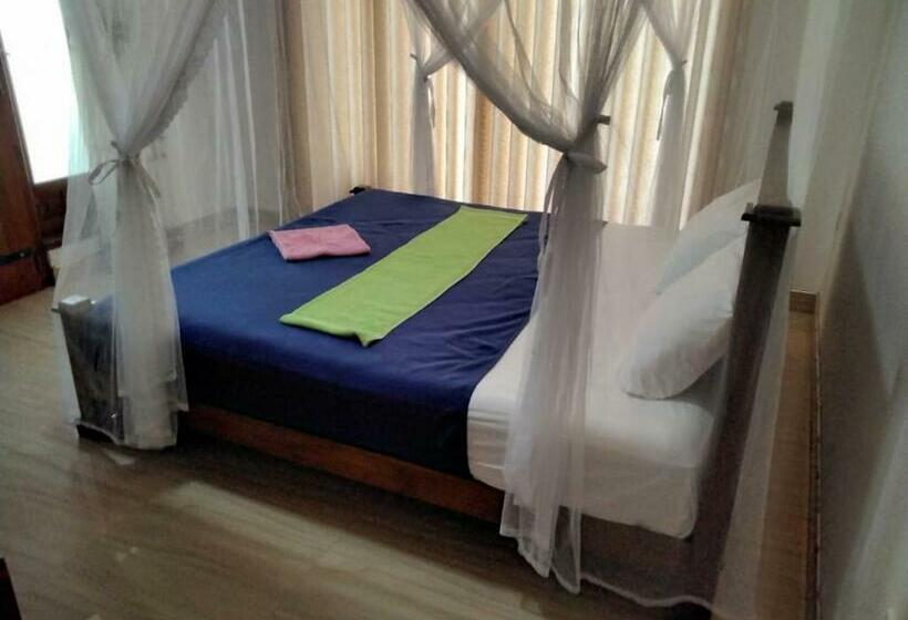 غرفة قياسية ثلاثية, Ella Green Acres