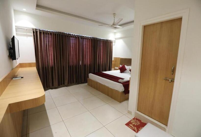 Номер Deluxe, Shagun Rooms & Banquet, Surat