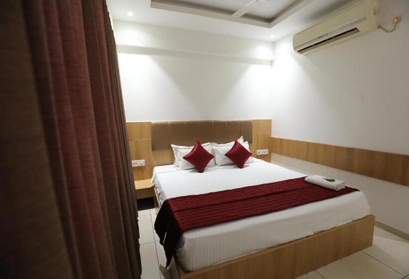 Номер Deluxe, Shagun Rooms & Banquet, Surat