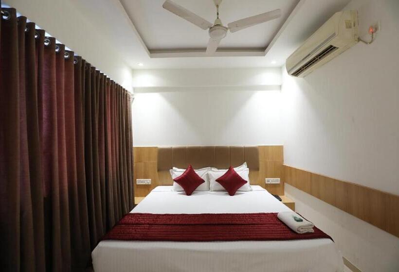 Номер Deluxe, Shagun Rooms & Banquet, Surat