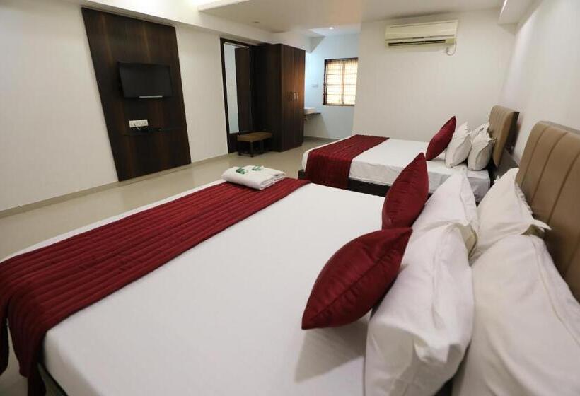 Четырехместный Номер Стандарт, Shagun Rooms & Banquet, Surat