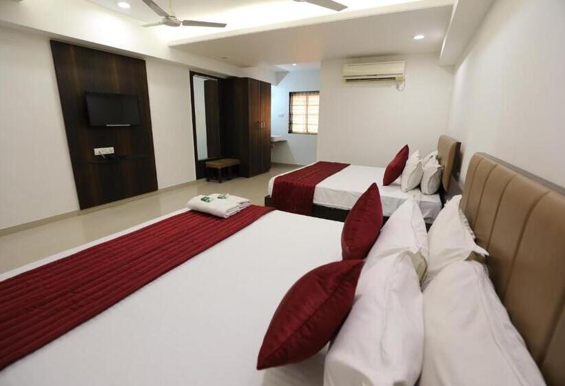 Четырехместный Номер Стандарт, Shagun Rooms & Banquet, Surat