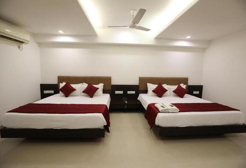 Четырехместный Номер Стандарт, Shagun Rooms & Banquet, Surat