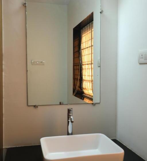 Номер Deluxe, Shagun Rooms & Banquet, Surat