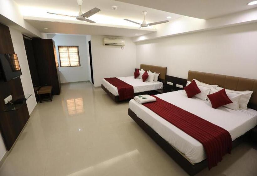 Четырехместный Номер Стандарт, Shagun Rooms & Banquet, Surat