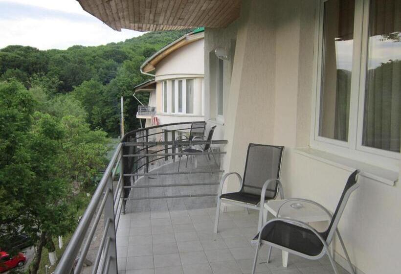 اتاق لوکس با بالکن, готель поляна квеле