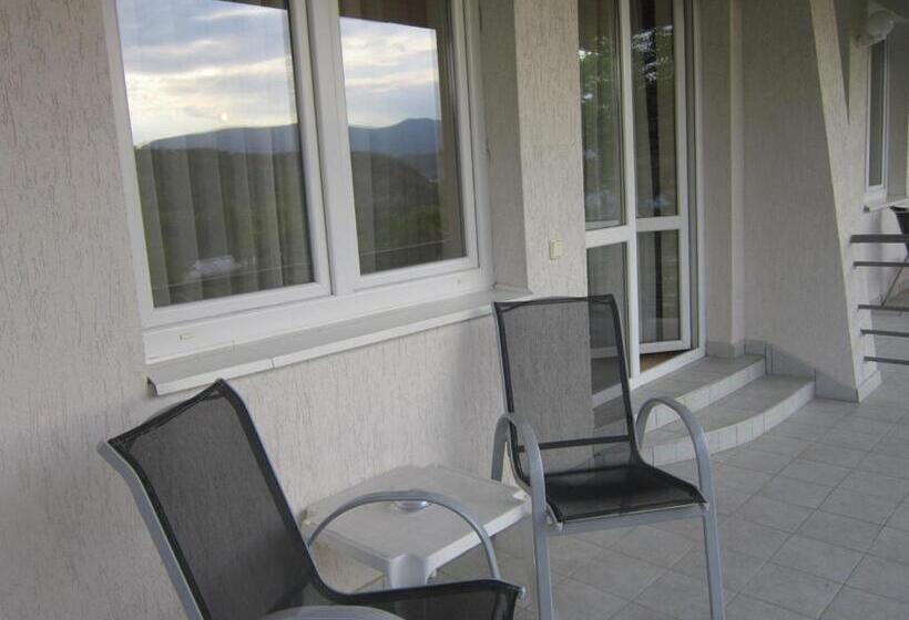 اتاق لوکس با بالکن, готель поляна квеле