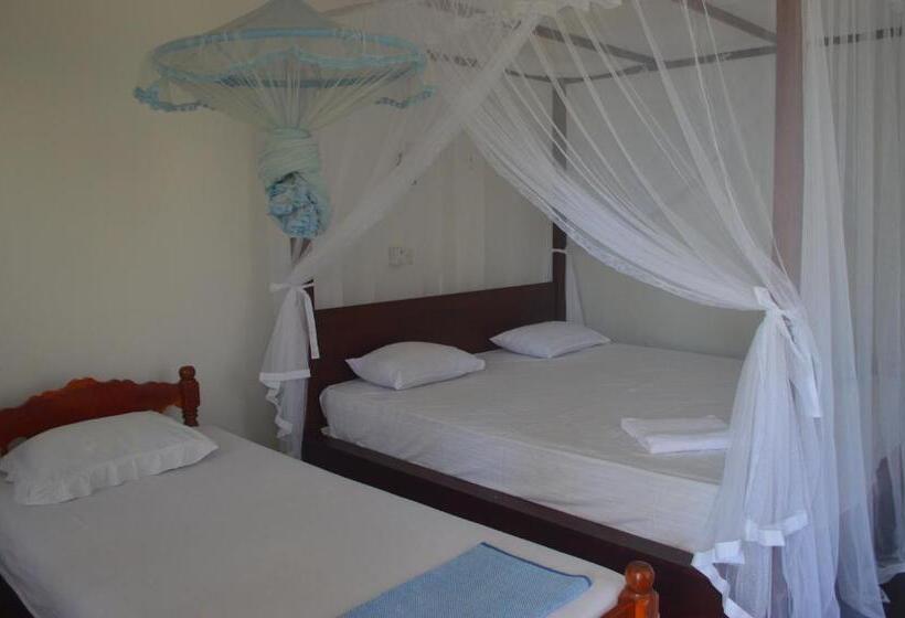 バルコニー付きスタンダードトリプルルーム, Shanika Beach Inn