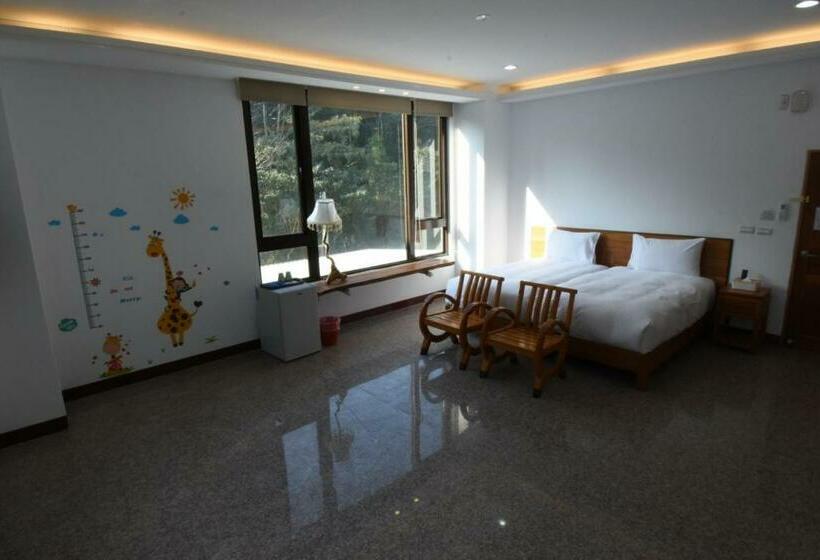 Deluxe Room Mountain View, 巨缿民宿巨象民宿