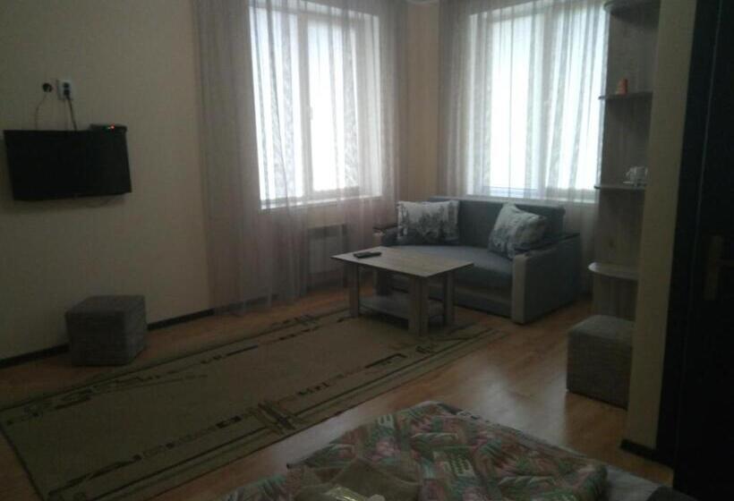 Номер Deluxe, згадка