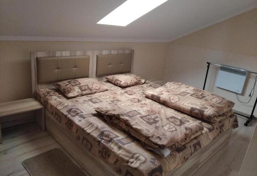 Четырехместный Номер Стандарт, згадка