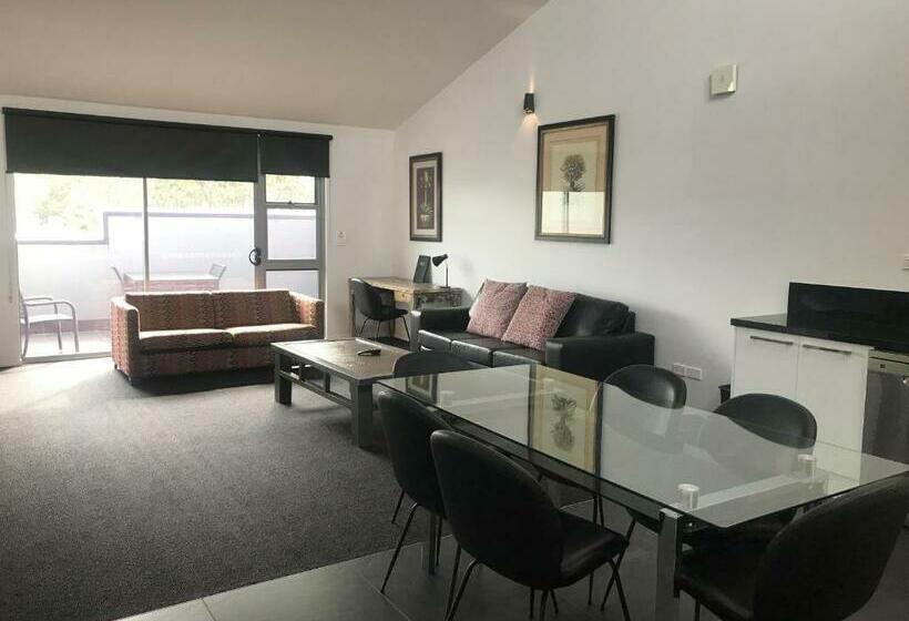 شقة غرفة واحدة, Crown On Darby Newcastle