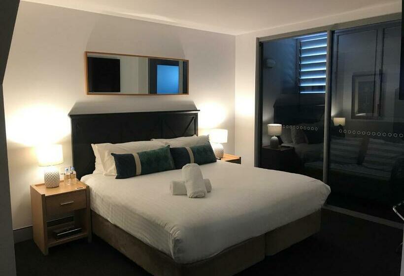 استوديو إدارى, Crown On Darby Newcastle