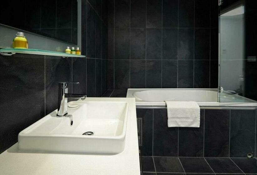 استوديو إدارى, Crown On Darby Newcastle