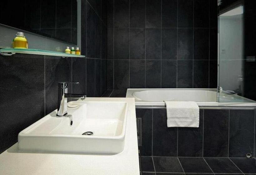 غرفة عائلية كلاسيكية, Crown On Darby Newcastle