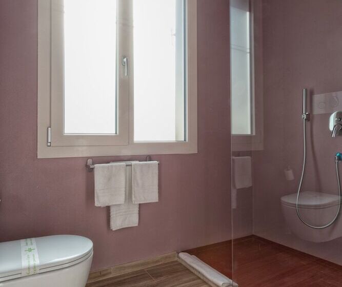 اتاق لوکس, Gogo` Petit