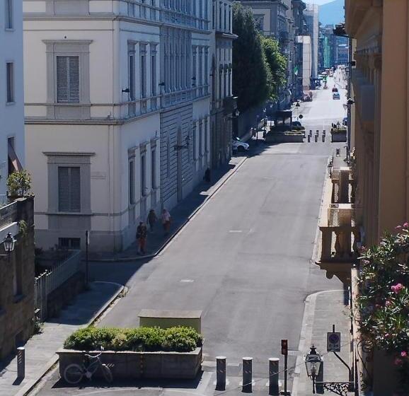 اتاق لوکس, Gogo` Petit