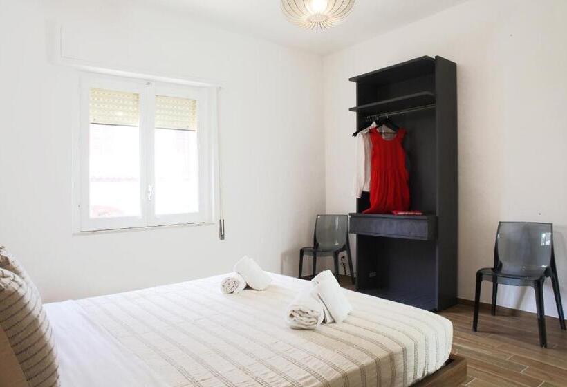 سوییت جونیور با بالکن, Beachside Rooms & Suites