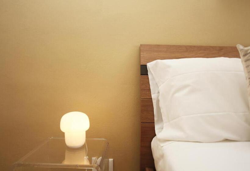 سوییت جونیور با بالکن, Beachside Rooms & Suites