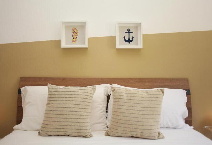 سوییت جونیور با بالکن, Beachside Rooms & Suites