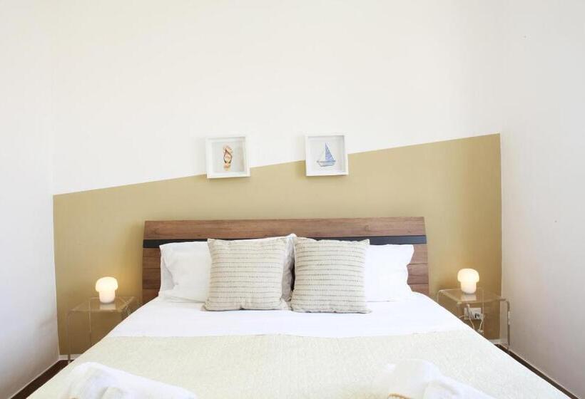 سوییت جونیور با بالکن, Beachside Rooms & Suites