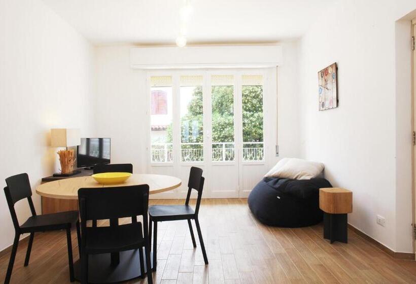 سوییت جونیور با بالکن, Beachside Rooms & Suites