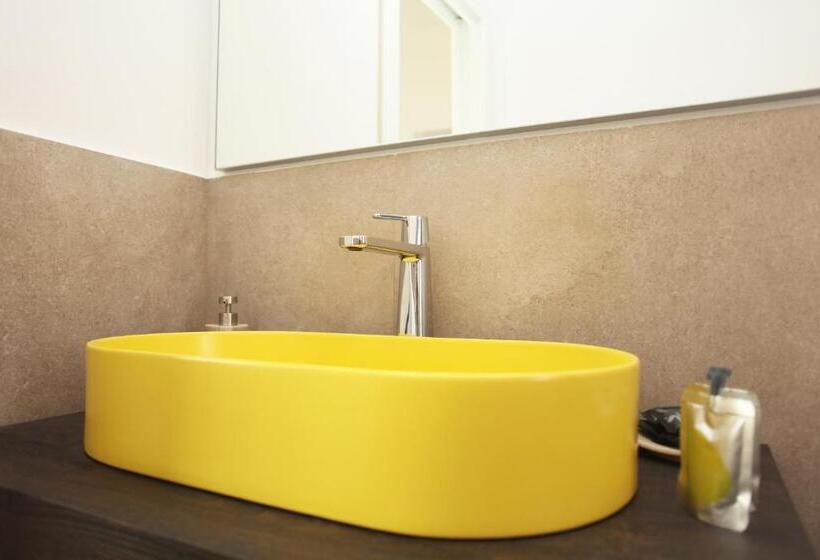 سوییت جونیور با بالکن, Beachside Rooms & Suites