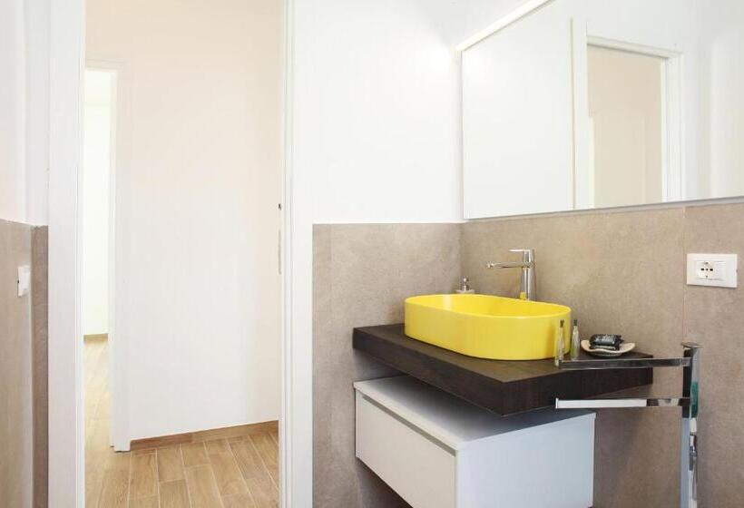 سوییت جونیور با بالکن, Beachside Rooms & Suites