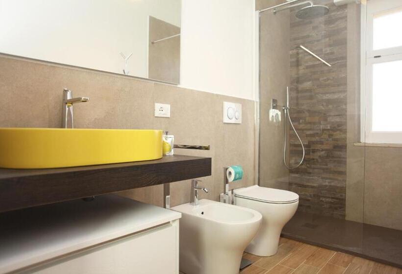 سوییت جونیور با بالکن, Beachside Rooms & Suites