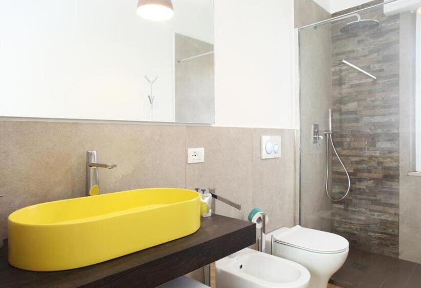 سوییت جونیور با بالکن, Beachside Rooms & Suites