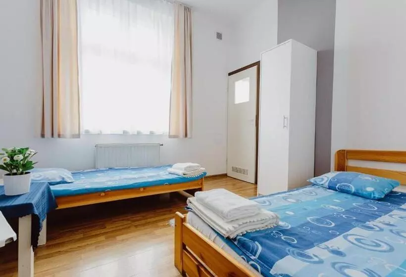 اتاق استاندارد سه نفره, Hostel Tara