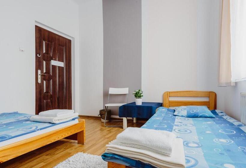 חדר סטנדרט לשלושה, Hostel Tara