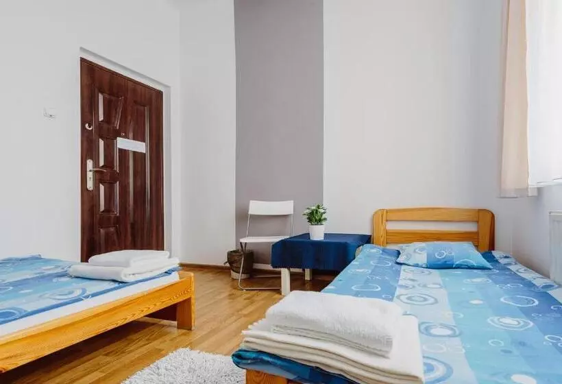 اتاق استاندارد سه نفره, Hostel Tara