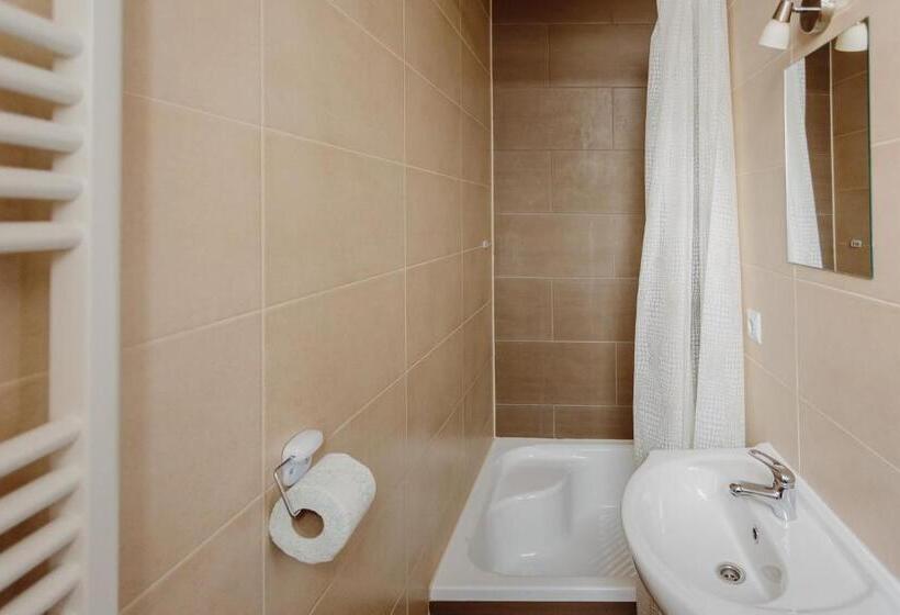 חדר סטנדרט לשלושה, Hostel Tara