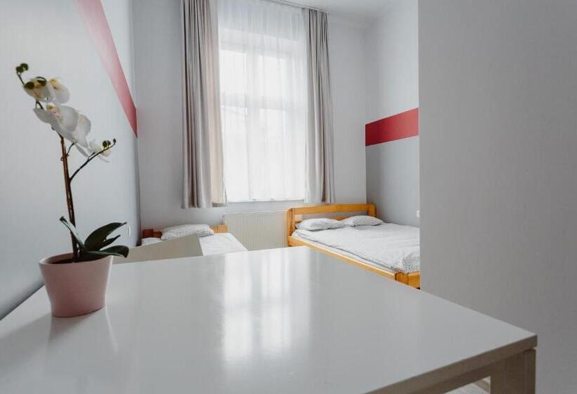 חדר סטנדרט לשלושה, Hostel Tara