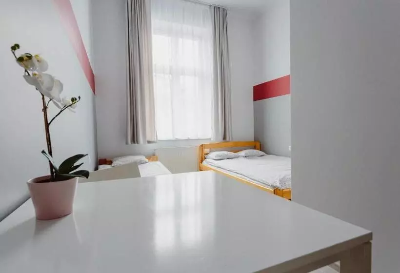 اتاق استاندارد سه نفره, Hostel Tara