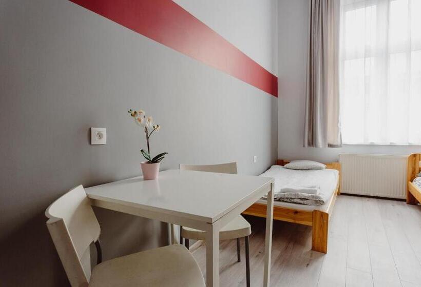 חדר סטנדרט לשלושה, Hostel Tara