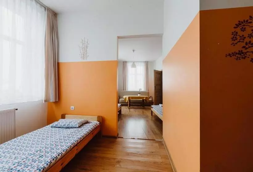استودیوی استاندارد, Hostel Tara